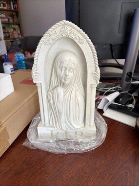Spooky Night Tombstone With A Veiled Woman - NIB